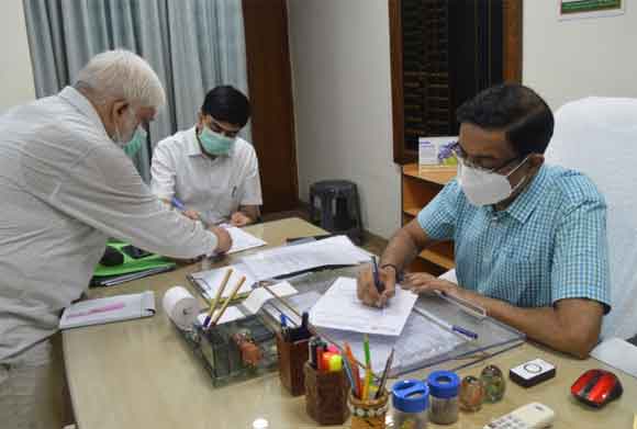 मण्डलायुक्त डाॅ. लोकेश एम ने कार्यभार संभाला