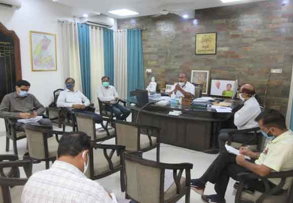लोक निर्माण विभाग आगामी त्यौहारों के दृष्टिगत कार्यों में तेजी लाएं – मण्डलायुक्त