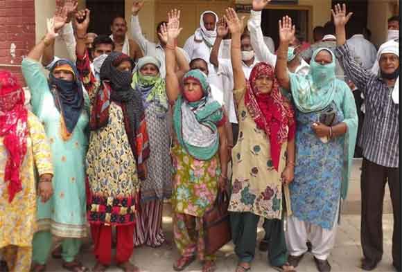 उचित मुआवजे की मांग को लेकर महिलाओं ने किया प्रदर्शन