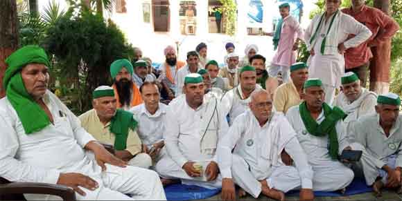 किसान नेताओ पर दर्ज मुकदमे वापस लेने की मांग को लेकर बीकेयू ने थाने पर दिया धरना