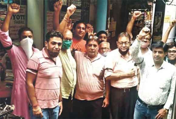काली पट्टी बांधकर जताया लॉकडाउन का विरोध