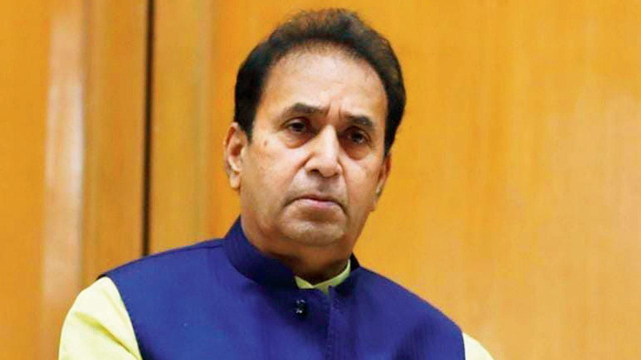 अनिल देशमुख की बढ़ेंगी मुश्किलें, वसूली मामले में सचिन वझे से पूछताछ की CBI को मिली मंजूरी
