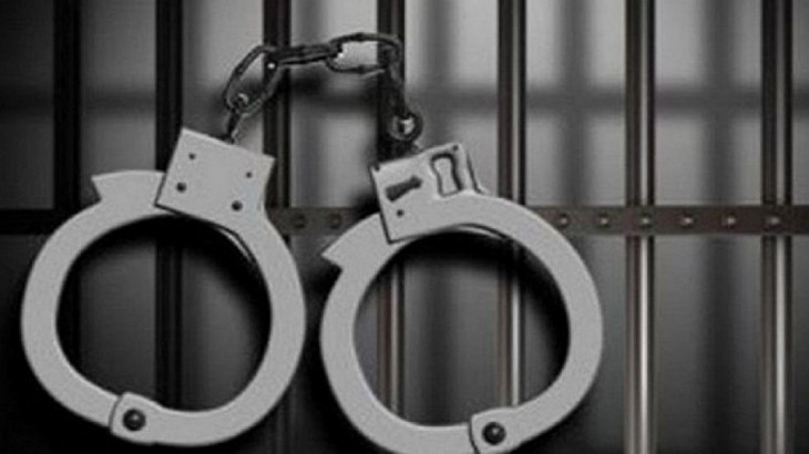 युवती को परिजनों ने पेड़ से लटकाकर बेरहमी से पीटा, पिता समेत 3 भाई पर केस दर्ज