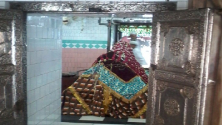 ओवैसी के मजार पर सजदे से मचा बवाल, जानें कौन था सालार मसूद