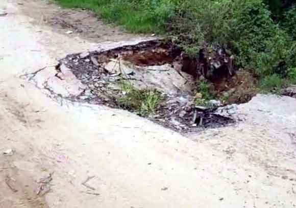 जलभराव से टूटी सडक कई गांव के ग्रामीणों को हो रही भारी असुविधा