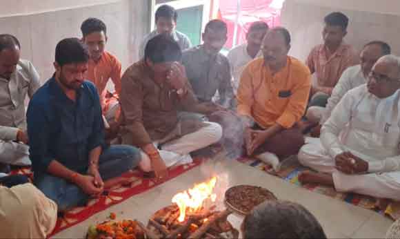नवनिर्वाचित ब्लाक प्रमुख ने हवन पूजन के साथ किया कक्ष प्रवेश