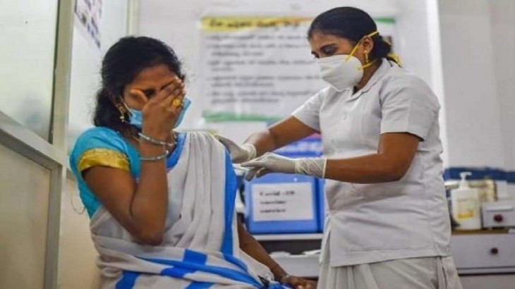 महिला का दावा- कोविशील्ड वैक्सीन से 9 साल बाद लौट आई आंखों की रोशनी