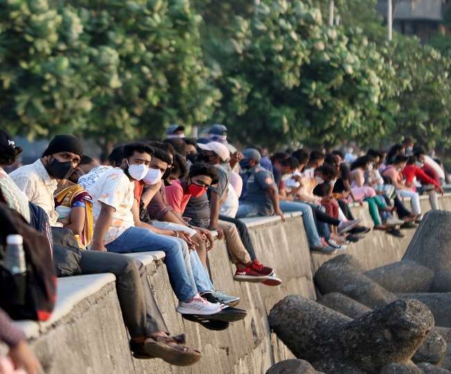 Coronavirus Updates: देश में छह दिन बाद कम हुए सक्रिय मामले, 24 घंटे में 30,549 नए केस, 422 की गई जान