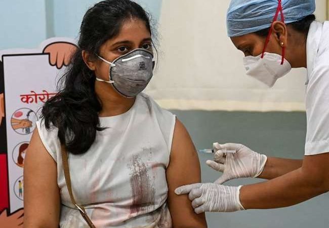 केरल में आज से सामूहिक टीकाकरण, HC ने पूछा- वैक्सीन केंद्रों के बाहर भीड़ कम करने के लिए क्या कदम उठाए गए?