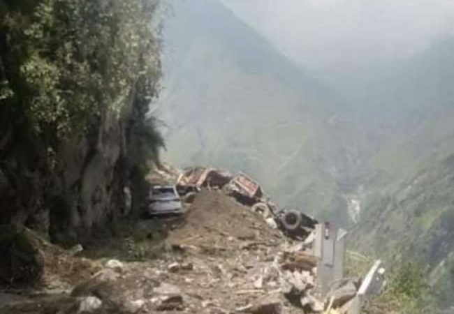 किन्‍नौर में पहाड़ दरकने से यात्रियों से भरी बस समेत छह वाहन मलबे में दबे, 40 लोगों के फंसे होने की आशंका