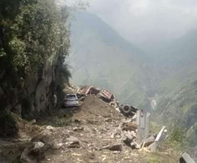 किन्‍नौर में पहाड़ दरकने से यात्रियों से भरी बस समेत छह वाहन मलबे में दबे, 40 लोगों के फंसे होने की आशंका