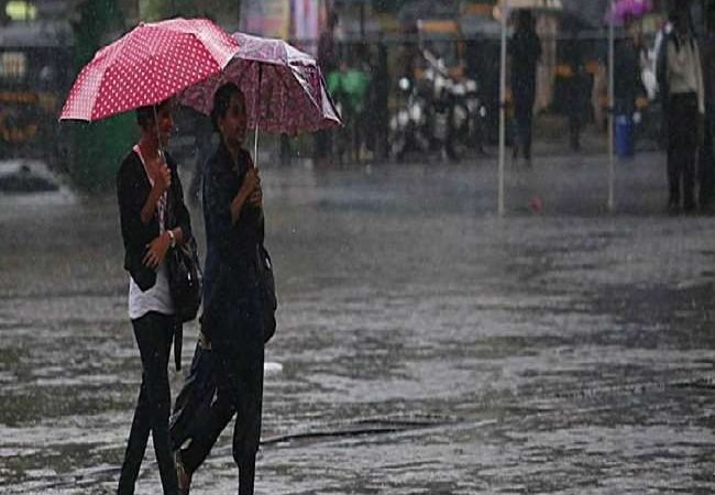 उमस से परेशान दिल्ली तो यूपी-बिहार सहित इन राज्यों में बारिश का अलर्ट, जानें मौसम के ताजा अपडेट