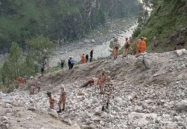 किन्‍नौर में मलबे से 13 शव निकाले, आखिर बस तक पहुंचा बचाव दल, देखिए वीडियो