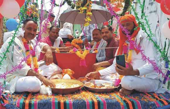 प्राण प्रतिष्ठा कार्यक्रम में कराई मूर्तियों की परिक्रमा