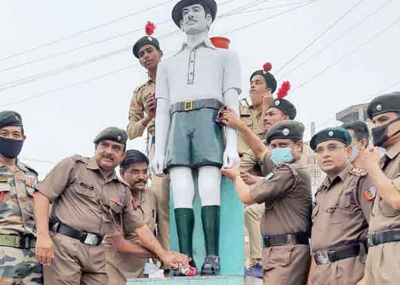 एनसीसी कैडेट्स ने की भगतसिंह की प्रतिमा की साफ-सफाई