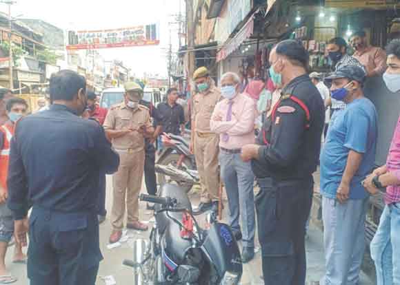 नो पार्किंग में वाहन खड़े करने वालों पर चला पुलिस व निगम का डंडा