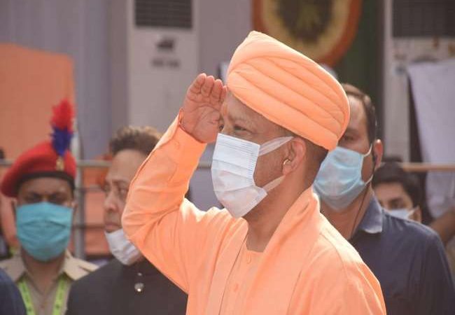 सीएम योगी आदित्यनाथ ने विधान भवन प्रांगण में किया ध्वजारोहण, प्रदेशवासियों को दी बधाई