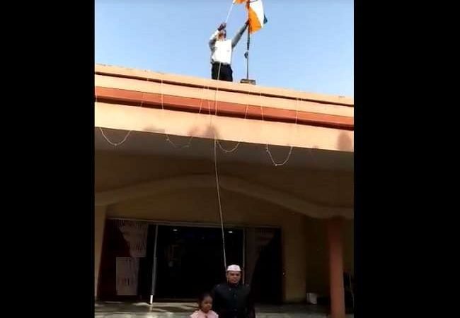 औरैया में DM सुनील कुमार वर्मा ने उल्टा फहरा दिया राष्ट्रीय ध्वज, वीडियो इंटरनेट मीडिया पर वायरल