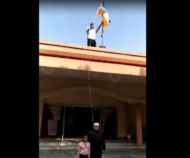 औरैया में DM सुनील कुमार वर्मा ने उल्टा फहरा दिया राष्ट्रीय ध्वज, वीडियो इंटरनेट मीडिया पर वायरल