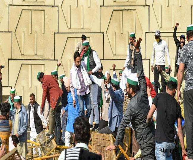 Farmers Protest: स्वतंत्रता दिवस मनाने से पहले ही यूपी गेट पर आपस में भिड़े प्रदर्शनकारी, जमकर चले लात-घूंसे