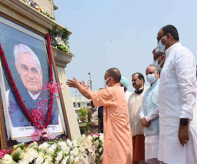 CM योगी आदित्यनाथ ने दी पूर्व PM अटल बिहारी वाजपेयी को श्रद्धांजलि, बोले- सभी के लिए महान प्रेरणा