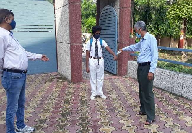 उत्तर प्रदेश में खुले स्कूल, कोविड प्रोटोकाल के साथ कक्षा नौ से 12 के छात्र-छात्राओं दिया गया प्रवेश