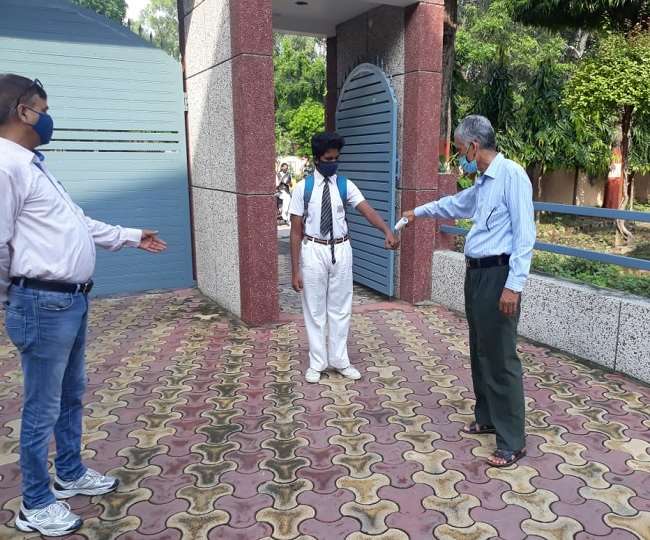 उत्तर प्रदेश में खुले स्कूल, कोविड प्रोटोकाल के साथ कक्षा नौ से 12 के छात्र-छात्राओं दिया गया प्रवेश
