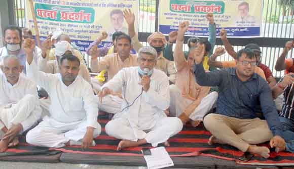 सीबीआई जांच की मांग को लेकर शुरू किया अनिश्चितकालीन धरना