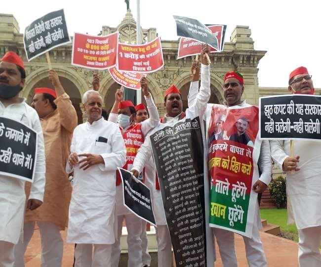 UP VidhanManal Monsoon Session: विपक्ष के हंगामे के कारण शोक सभा के बाद पहले दिन की कार्यवाही स्थगित