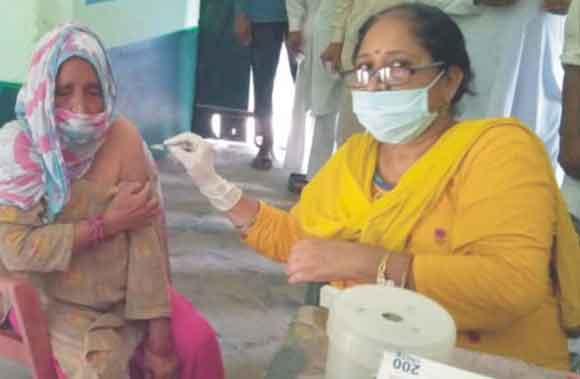 ग्रामीणों ने उत्साह के साथ कराया टीकाकरण