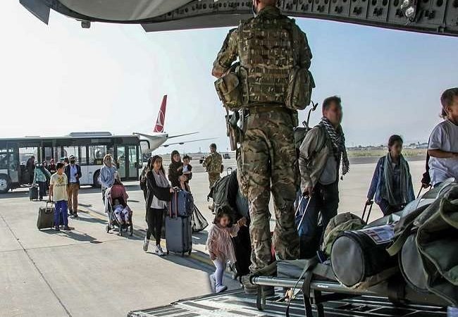 Afghanistan Crisis: काबुल की सड़कों पर पसरा सन्नाटा, अमेरिका और भारत फंसे लोगों को निकालने में जुटे