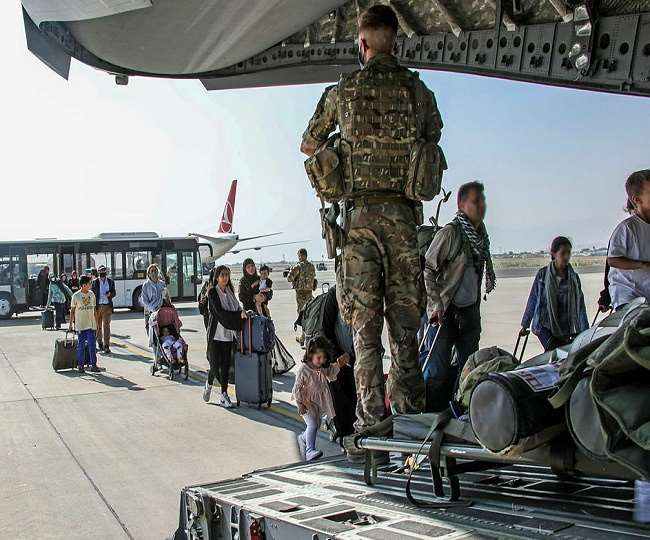 Afghanistan Crisis: काबुल की सड़कों पर पसरा सन्नाटा, अमेरिका और भारत फंसे लोगों को निकालने में जुटे