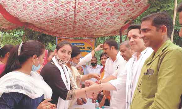 भाजपा नेताओं ने राखी बंधवाकर महिलाओं को दिया सुरक्षा वचन