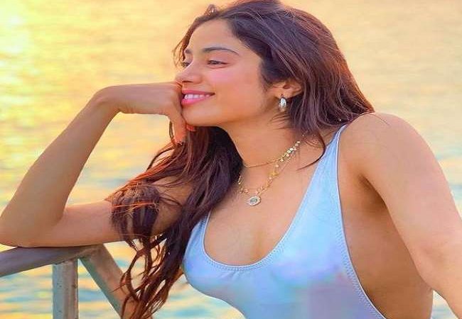 Janhvi Kapoor ग्लैमरस अंदाज में ऑरेंज जूस निकालते हुए आई नजर, वीडियो हुआ वायरल