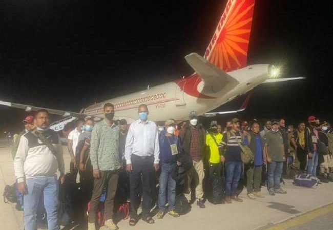 वतन पहुंचते ही गूंजे भारत माता की जय के नारे, देर रात अफगानिस्तान से 87 लोगों को लेकर भारत लौटा विमान