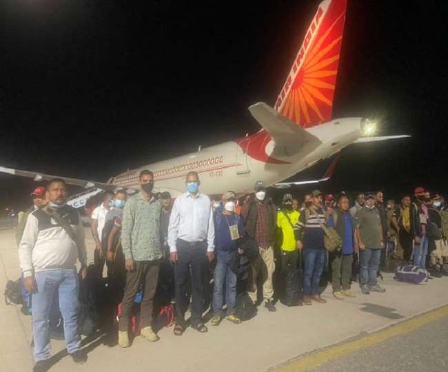 वतन पहुंचते ही गूंजे भारत माता की जय के नारे, देर रात अफगानिस्तान से 87 लोगों को लेकर भारत लौटा विमान