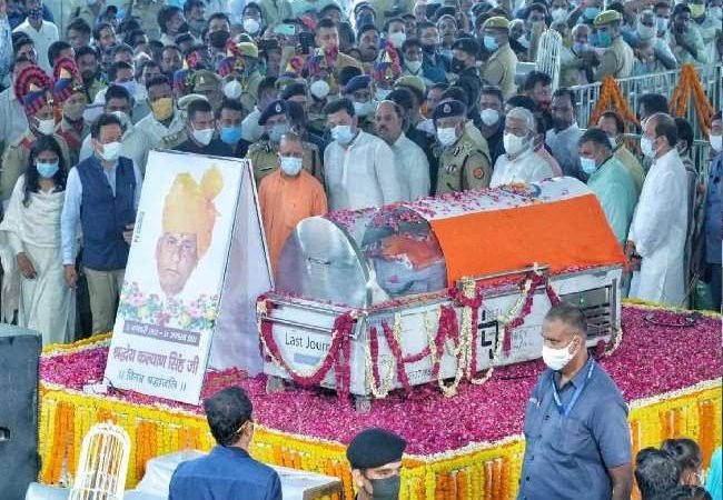 Last Journey of Kalyan Singh: पूर्व सीएम कल्याण सिंह की पार्थिव देह लेकर अलीगढ़ पहुंचे सीएम योगी आदित्यानाथ, अंतिम दर्शन को उमड़े लोग