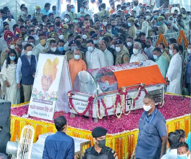 Last Journey of Kalyan Singh: पूर्व सीएम कल्याण सिंह की पार्थिव देह लेकर अलीगढ़ पहुंचे सीएम योगी आदित्यानाथ, अंतिम दर्शन को उमड़े लोग