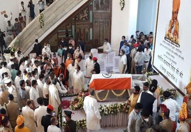 LIVE-Last Journey of Kalyan Singh: अंतिम सफर पर कल्याण सिंह, विधान भवन में कल्याण सिंह को श्रद्धांजलि देने उमड़े विपक्षी दलों के नेता