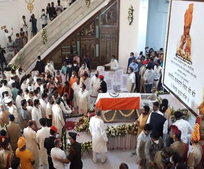 LIVE-Last Journey of Kalyan Singh: अंतिम सफर पर कल्याण सिंह, विधान भवन में कल्याण सिंह को श्रद्धांजलि देने उमड़े विपक्षी दलों के नेता