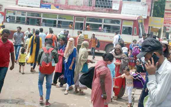 रोडवेज बसों की किल्लत के चलते महिलाएं रही परेशान