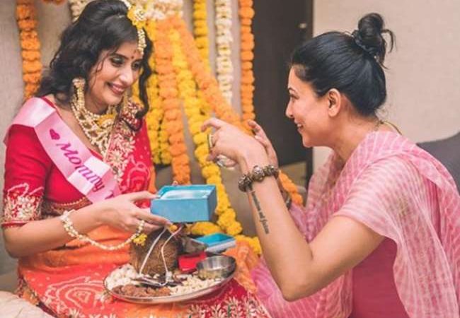 सुष्मिता सेन ने की भाभी की गोदभराई, Baby Shower में बेहद खूबसूरत दिखीं चारु असोपा