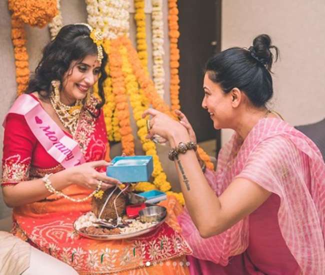 सुष्मिता सेन ने की भाभी की गोदभराई, Baby Shower में बेहद खूबसूरत दिखीं चारु असोपा