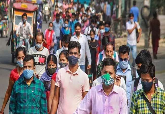 देश में कोरोना की तीसरी लहर की चेतावनी, गृह मंत्रालय ने बताया- अक्टूबर में पीक पर होगा संक्रमण