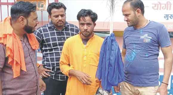 भगवा वस्त्र पहनकर भीख मांगते मुस्लिम युवक को पकडक़र पुलिस को सौंपा