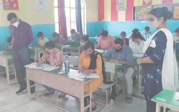 परीक्षा को कोविड नियमों के साथ निष्पक्ष एवं निर्विघ्न सम्पन्न कराएं: मण्डलायुक्त