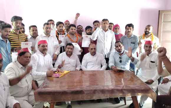 सैंकड़ों दलितों ने थामा समाजवादी पार्टी का दामन
