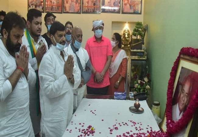 पूर्व सीएम कल्‍याण सिंह को श्रद्धांजलि देने पहुंचे शिवपाल सिंह, कहा- मैंने नेताजी व बाबूजी से सीखा शिष्‍टाचार