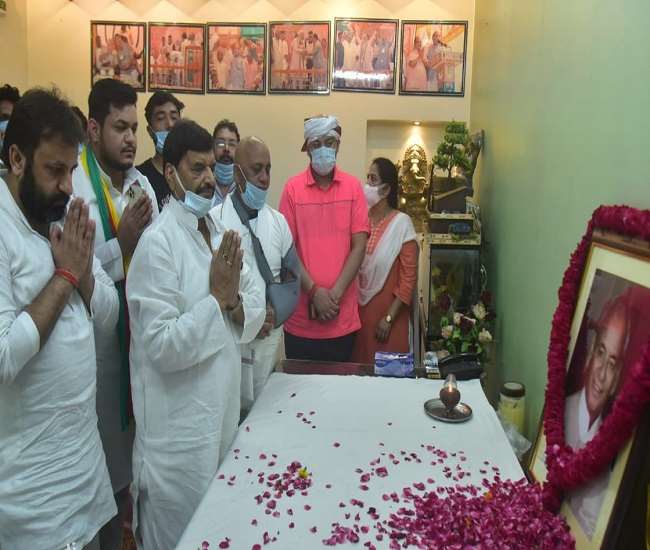 पूर्व सीएम कल्‍याण सिंह को श्रद्धांजलि देने पहुंचे शिवपाल सिंह, कहा- मैंने नेताजी व बाबूजी से सीखा शिष्‍टाचार