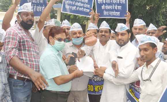 जल जीवन मिशन में हुए घोटाले के खिलाफ सडक़ पर उतरे आप कार्यकर्ता